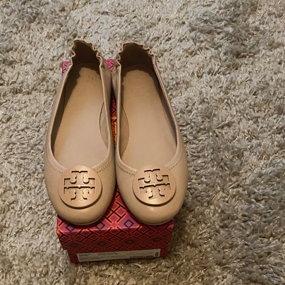 Tory Burch MINNIE TRAVEL BALLET W/ LOGO NAPPA LEATHER FLATS in GOAN SAND color - Picture 3 of 6